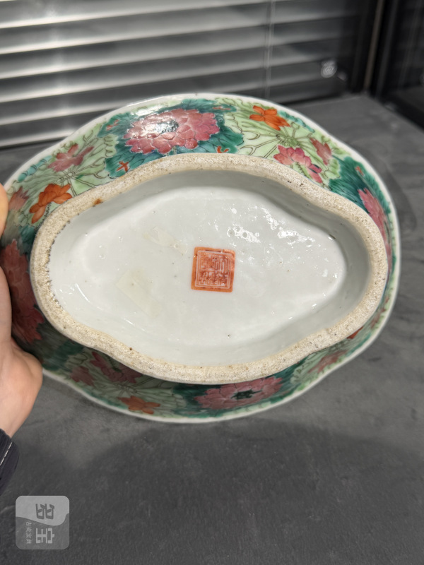清晚期粉彩莲叶纹海棠形贡碗 - 图3